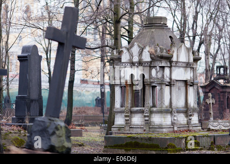 Kreuze und einer Krypta am St.-Nikolaus-Friedhof in der Nähe von Alexander Nevsky-Monastery in St. Petersburg, Russland Stockfoto