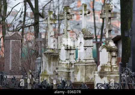 Weiße Kreuze am St.-Nikolaus-Friedhof in der Nähe von Alexander Nevsky-Monastery in St. Petersburg, Russland Stockfoto