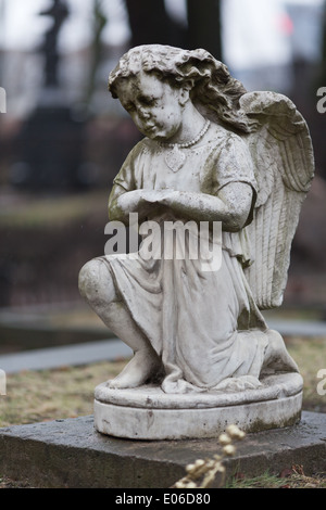 Engel auf St. Nikolaus Friedhof in der Nähe von Alexander Nevsky-Monastery in St. Petersburg, Russland Stockfoto