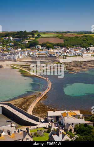 Rückblick auf den Hafen und den Damm in Richtung Marazion aus St. Michaels Mount, Cornwall, England, UK Stockfoto