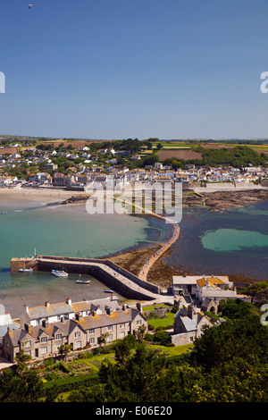 Rückblick auf den Hafen und den Damm in Richtung Marazion aus St. Michaels Mount, Cornwall, England, UK Stockfoto