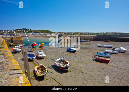 Ebbe im Hafen von St Michaels Mount, Cornwall, England, UK Stockfoto