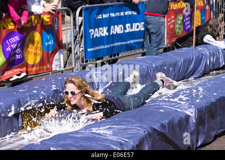 Bristol, UK. 4. Mai 2014. Projekt für einen Tag nur Park Street in Bristol war geschlossen und verwandelte sich in eine Riesen-Wasserrutsche für Jerrams Park und Folie. 100.000 Menschen angewendet, um gehen zu haben und eine glückliche 360 wurden per Lotterie ausgewählt. Reibung wird durch Zugabe von Spülmittel in das Wasser, so dass viel Schaum reduziert. Bildnachweis: Herr Standfast/Alamy Live-Nachrichten Stockfoto