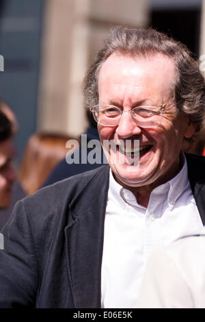 Bristol, UK. 4. Mai 2014. Bristol Bürgermeister George Ferguson besucht die Wasserrutsche, die vom Künstler Luke Jerram auf Park Street im Zentrum von Bristol England UK Credit installiert: Herr Standfast/Alamy Live News Stockfoto