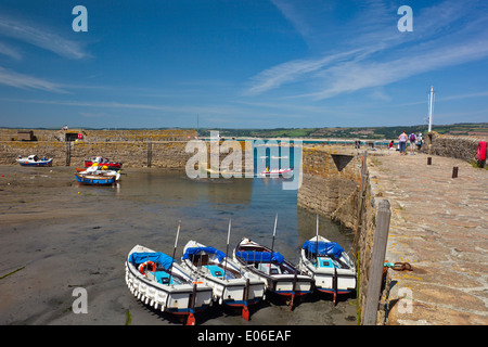 Ebbe im Hafen von St Michaels Mount, Cornwall, England, UK Stockfoto