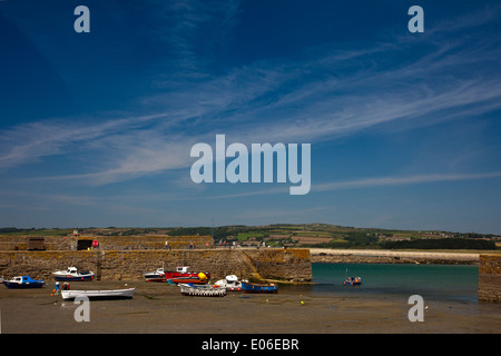 Ebbe im Hafen von St Michaels Mount, Cornwall, England, UK Stockfoto