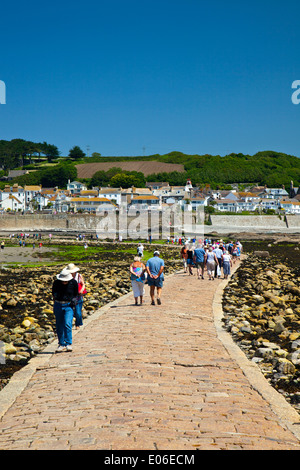 Beschäftigt Sommertag auf dem Damm nach St. Michaels Mount, Cornwall, England, UK Stockfoto