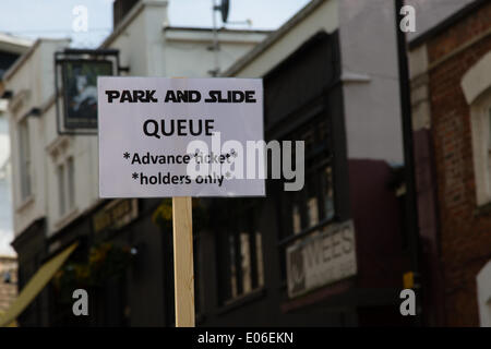 Bristol, UK. 4. Mai 2014. Park und Folie unterzeichnen für die Park Street Wasserrutsche, Bristol Credit: Rob Hawkins/Alamy Live News Stockfoto