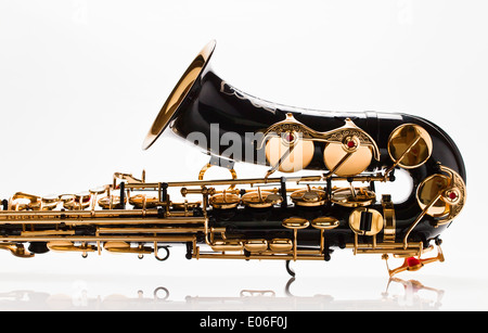 Nahaufnahme des Saxophons auf weißem Hintergrund reflexive Stockfoto