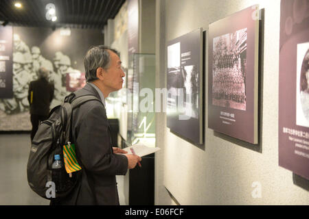 (140504)--HARBIN, 4. Mai 2014 (Xinhua)--ein Mitglied der japanischen medizinischen Delegation besucht eine Einheit 731 Museum in Harbin, der Hauptstadt des nordöstlichen Chinas Provinz Heilongjiang, 4. Mai 2014. Eine japanische medizinische Delegation besuchte den Ort der Einheit 731, eine japanische biologische und chemische Kampfstoffe Forschung Truppe während des zweiten Weltkriegs, Sonntag in Harbin. Der Besuch sollte auf japanischen medizinischen Kriegsverbrechen während des zweiten Weltkriegs zu untersuchen. Takeshi Yoshinaka, Direktor des Kyoto-Min-Iren Chuo Krankenhauses und Mitglied der Delegation sagte Einheit 731 Kriegsverbrechen, wie biologische Kriegsführung durch Japans medizinische c aufgenommen werden sollte Stockfoto