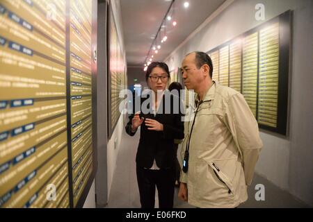 (140504)--HARBIN, 4. Mai 2014 (Xinhua)--ein Mitglied der japanischen medizinischen Delegation (R) Besuche eine Einheit 731 Museum in Harbin, der Hauptstadt des nordöstlichen Chinas Provinz Heilongjiang, 4. Mai 2014. Eine japanische medizinische Delegation besuchte den Ort der Einheit 731, eine japanische biologische und chemische Kampfstoffe Forschung Truppe während des zweiten Weltkriegs, Sonntag in Harbin. Der Besuch sollte auf japanischen medizinischen Kriegsverbrechen während des zweiten Weltkriegs zu untersuchen. Takeshi Yoshinaka, Direktor des Kyoto-Min-Iren Chuo Krankenhauses und Mitglied der Delegation sagte Einheit 731 Kriegsverbrechen, wie biologische Kriegsführung durch Japans Medic zugelassen werden sollten Stockfoto