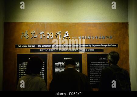 (140504)--HARBIN, 4. Mai 2014 (Xinhua)--Mitglieder eines japanischen medizinischen Delegation Besuch einer Einheit 731 Museums in Harbin, der Hauptstadt des nordöstlichen Chinas Provinz Heilongjiang, 4. Mai 2014. Eine japanische medizinische Delegation besuchte den Ort der Einheit 731, eine japanische biologische und chemische Kampfstoffe Forschung Truppe während des zweiten Weltkriegs, Sonntag in Harbin. Der Besuch sollte auf japanischen medizinischen Kriegsverbrechen während des zweiten Weltkriegs zu untersuchen. Takeshi Yoshinaka, Direktor des Kyoto-Min-Iren Chuo Krankenhauses und Mitglied der Delegation sagte Einheit 731 Kriegsverbrechen, wie biologische Kriegsführung durch Japans medizinische com aufgenommen werden sollte Stockfoto