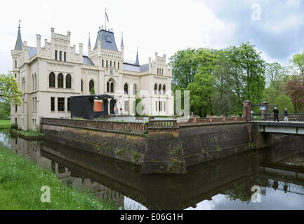 Das alte wieder öffnet Schloss Evenburg in Leer, Deutschland, 4. Mai 2014. Der Palast erbaut 1642 im klassischen Stil mit niederländischen Eigenschaften hat der Öffentlichkeit nach jahrelanger Restaurierung wiedereröffnet. Foto: INGO WAGNER/dpa Stockfoto