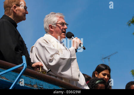 London, UK. 4. Mai 2014. Klein-Venedig-Pfarrer segnet die Boote während der Canalway Kavalkade. Bildnachweis: Paul Davey/Alamy Live-Nachrichten Stockfoto