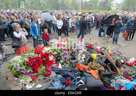 Odessa, Ukraine. 4. Mai 2014. Die verbrannten Trades Union Building in Odessa, Ukraine. Leute kamen zu Ehren von 42 Anhänger der Föderalisierung der Ukraine, die lebendig verbrannt wurden von den Anhängern der Aufbau einer einheitlichen Ukraine, Molotowcocktails (Brandsatz) Credit warf: Andrei Nekrassow/Alamy Live News Stockfoto