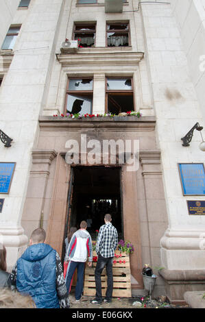 Odessa, Ukraine. 4. Mai 2014. Die verbrannten Trades Union Building in Odessa, Ukraine. Leute kamen zu Ehren von 42 Anhänger der Föderalisierung der Ukraine, die lebendig verbrannt wurden von den Anhängern der Aufbau einer einheitlichen Ukraine, Molotowcocktails (Brandsatz) Credit warf: Andrei Nekrassow/Alamy Live News Stockfoto