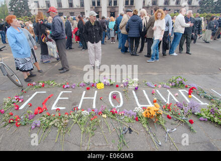 Odessa, Ukraine. 4. Mai 2014. Die verbrannten Trades Union Building in Odessa, Ukraine. Leute kamen zu Ehren von 42 Anhänger der Föderalisierung der Ukraine, die lebendig verbrannt wurden von den Anhängern der Aufbau einer einheitlichen Ukraine, Molotowcocktails (Brandsatz) Credit warf: Andrei Nekrassow/Alamy Live News Stockfoto