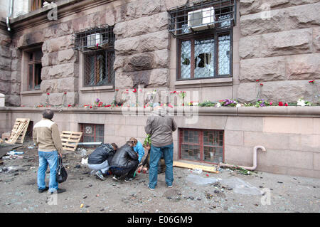 Odessa, Ukraine. 4. Mai 2014. Die verbrannten Trades Union Building in Odessa, Ukraine. Leute kamen zu Ehren von 42 Anhänger der Föderalisierung der Ukraine, die lebendig verbrannt wurden von den Anhängern der Aufbau einer einheitlichen Ukraine, Molotowcocktails (Brandsatz) Credit warf: Andrei Nekrassow/Alamy Live News Stockfoto