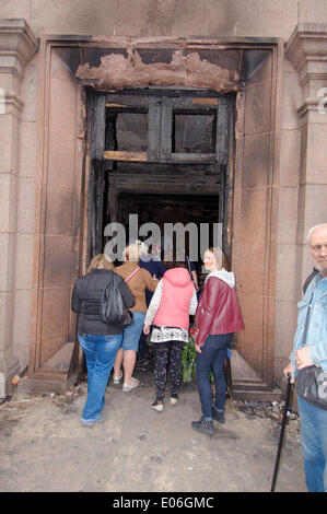 Odessa, Ukraine. 4. Mai 2014. Die verbrannten Trades Union Building in Odessa, Ukraine. Leute kamen zu Ehren von 42 Anhänger der Föderalisierung der Ukraine, die lebendig verbrannt wurden von den Anhängern der Aufbau einer einheitlichen Ukraine, Molotowcocktails (Brandsatz) Credit warf: Andrei Nekrassow/Alamy Live News Stockfoto