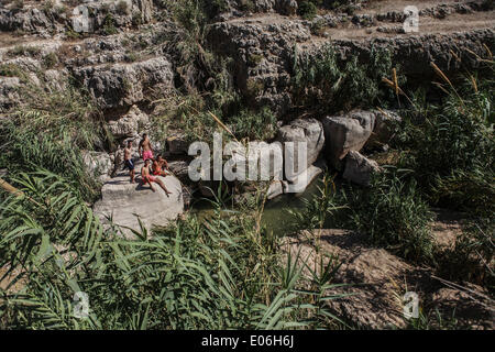 Jericho, Westjordanland, Palästinensische Gebiete. 4. Mai 2014. Die obere Feder Wadi Kelt ist im Nahal Prat Naturschutzgebiet in der Nähe der West Bank Stadt Jericho Wadi Kelt ein Tal laufen west nach Ost durch die Judäische Wüste im Westjordanland, mit Ursprung in der Nähe von Jerusalem und in der Nähe von Jericho zu beenden. Shadi Hatem/NurPhoto/ZUMAPRESS.com/Alamy © Live-Nachrichten Stockfoto