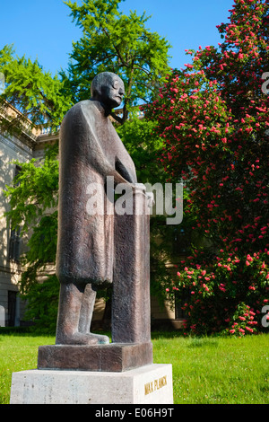 Max-Planck-Statue vor der Humboldt-Universität zu Berlin, Deutschland Stockfoto