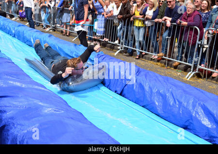 Bristol, UK. 4. Mai 2014. Parkstraße in Bristol geschlossen alle Verkehrs-und eine Wasserrutsche, die volle Länge des Hügels in Kraft gesetzt wurde, damit Menschen ein gutes Fun hätte, Tag mit großen Menschenmengen beobachten.  Bildnachweis: Robert Timoney/Alamy Live-Nachrichten Stockfoto