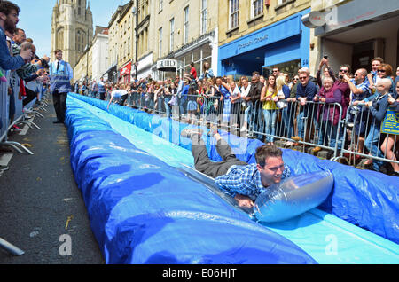 Bristol, UK. 4. Mai 2014. Parkstraße in Bristol geschlossen alle Verkehrs-und eine Wasserrutsche, die volle Länge des Hügels in Kraft gesetzt wurde, damit Menschen ein gutes Fun hätte, Tag mit großen Menschenmengen beobachten.  Bildnachweis: Robert Timoney/Alamy Live-Nachrichten Stockfoto