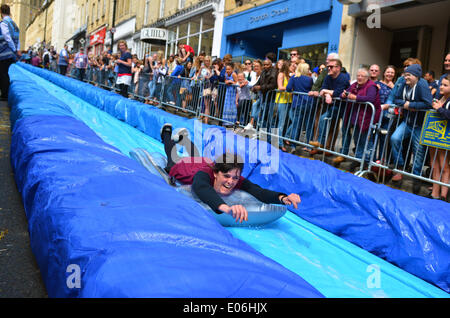 Bristol, Großbritannien. Mai 2014. Die Park Street in Bristol war für den ganzen Verkehr gesperrt und eine Wasserrutsche auf der ganzen Hügellänge wurde errichtet, damit die Leute einen schönen Tag mit großen Menschenmengen verbringen konnten. Bild: Robert Timoney/Alamy/Stock/Feed/Image Stockfoto