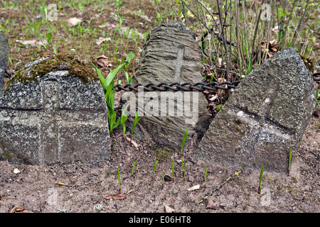 Kreuz auf den Felsen in Mārsnēnu Friedhof Priekulu Abs. Valkas reg Lettland Stockfoto