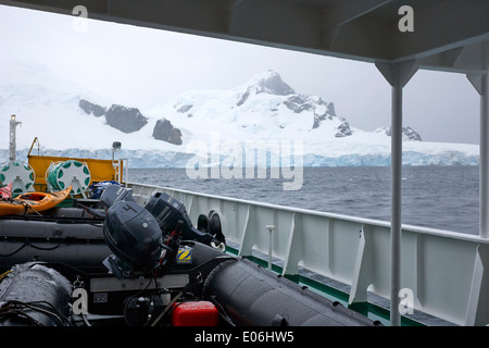 Expeditionsschiff mit Zodiacs an Bord festgemacht Cuverville Island Antarktis Stockfoto