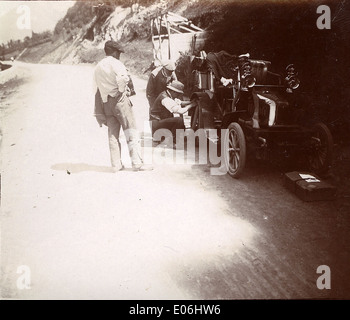 Ein Vintage-Foto vom 2. September 1901, das ein Auto mit einem Platten Reifen in Cierp-Gaud mit dem Auto Béraldi als Motiv zeigt. Stockfoto