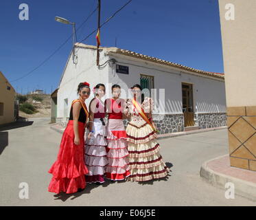 La Murta Fiesta, La Murta, Murcia, Spanien. 4. Mai 2014. An den Ausläufern der Sierra de Carrascoy Bergen liegt das Dorf La Murta und heute einige 250 Dorfbewohner, die viele im traditionellen Stil gekleidet ihren einwöchigen Fiesta mit einem Riesen-Paella und traditionellen spanischen Gesang, Gitarre feierte und Tanz von Coro Rociero de Totana.  Die Party von jung und alt wird tief in die Nacht weiter. Bildnachweis: Tony Henshaw/Alamy Live-Nachrichten Stockfoto