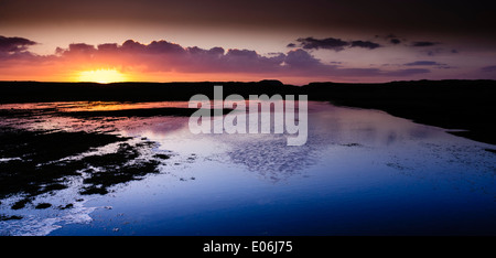 Sonnenuntergang in Borve, Insel Berneray äußeren Hebriden, Schottland - mit Blick auf die Insel Boreray. Stockfoto