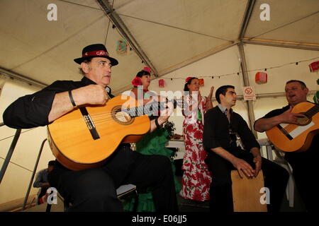 La Murta Fiesta, La Murta, Murcia, Spanien. 4. Mai 2014. An den Ausläufern der Sierra de Carrascoy Bergen liegt das Dorf La Murta und heute einige 250 Dorfbewohner, die viele im traditionellen Stil gekleidet ihren einwöchigen Fiesta mit einem Riesen-Paella und traditionellen spanischen Gesang, Gitarre feierte und Tanz von Coro Rociero de Totana.  Die Party von jung und alt wird tief in die Nacht weiter. Bildnachweis: Tony Henshaw/Alamy Live-Nachrichten Stockfoto