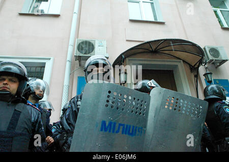 Odessa, Ukraine. 4. Mai 2014. Pro-russische Demonstranten feed nach baldigen auf die Polizei Hauptquartier in Odessa, Ukraine. Im Bild: Miliz, die versuchen, das Gebäude zu schützen. Bildnachweis: Cosimo Attanasio/Alamy Live-Nachrichten Stockfoto