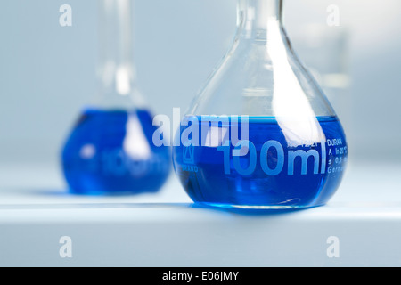 100ml volumetrischen Kolben mit Blaue Lösungin Stockfoto