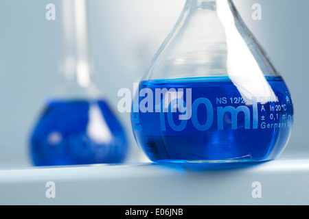 100ml volumetrischen Kolben mit Blaue Lösungin Stockfoto