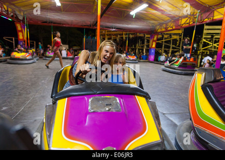 Eine Mutter und Tochter Spaß auf den Autoscooter auf eine Fiesta oder Gemeinschaft fest und Festival in Villareal, Costa Rica Stockfoto