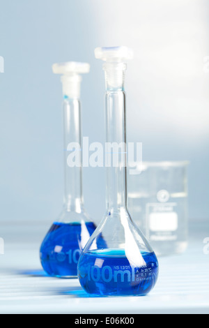 Volumetrischer Kolben für chemische Wissenschaft verwenden im Labor Stockfoto