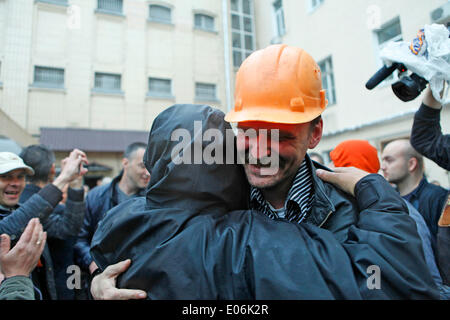 Odessa, Ukraine. 4. Mai 2014. Pro-russische Demonstranten feed nach baldigen auf die Polizei Hauptquartier in Odessa, Ukraine. Im Bild: Umfasst nach der Befreiung. Bildnachweis: Cosimo Attanasio/Alamy Live-Nachrichten Stockfoto