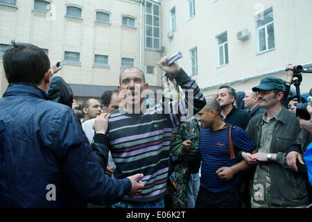 Odessa, Ukraine. 4. Mai 2014. Pro-russische Demonstranten feed nach baldigen auf die Polizei Hauptquartier in Odessa, Ukraine. Im Bild: Umfasst nach der Befreiung. Bildnachweis: Cosimo Attanasio/Alamy Live-Nachrichten Stockfoto