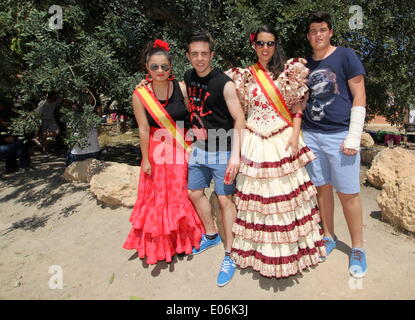 La Murta Fiesta, La Murta, Murcia, Spanien. 4. Mai 2014. An den Ausläufern der Sierra de Carrascoy Bergen liegt das Dorf La Murta und heute einige 250 Dorfbewohner, die viele im traditionellen Stil gekleidet ihren einwöchigen Fiesta mit einem Riesen-Paella und traditionellen spanischen Gesang, Gitarre feierte und Tanz von Coro Rociero de Totana.  Die Party von jung und alt wird tief in die Nacht weiter. Bildnachweis: Tony Henshaw/Alamy Live-Nachrichten Stockfoto