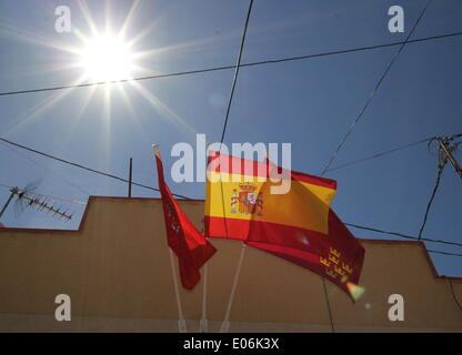 La Murta Fiesta, La Murta, Murcia, Spanien. 4. Mai 2014. An den Ausläufern der Sierra de Carrascoy Bergen liegt das Dorf La Murta und heute einige 250 Dorfbewohner, die viele im traditionellen Stil gekleidet ihren einwöchigen Fiesta mit einem Riesen-Paella und traditionellen spanischen Gesang, Gitarre feierte und Tanz von Coro Rociero de Totana.  Die Party von jung und alt wird tief in die Nacht weiter. Bildnachweis: Tony Henshaw/Alamy Live-Nachrichten Stockfoto