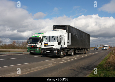 Lastwagen unterwegs auf der A46-Schnellstraße in Leicestershire, England. Stockfoto