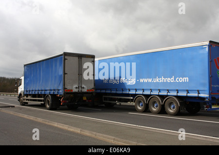 Lastwagen unterwegs auf der A46-Schnellstraße in Leicestershire, England. Stockfoto