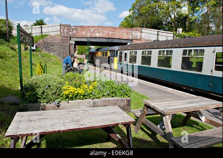 Ein paar Watch einen Zug bei Groombridge Station auf dem Spa Valley Railway, Stockfoto