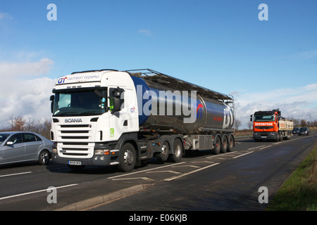 LKW und ein Auto fährt auf der Schnellstraße A46 in Leicestershire, England. Stockfoto