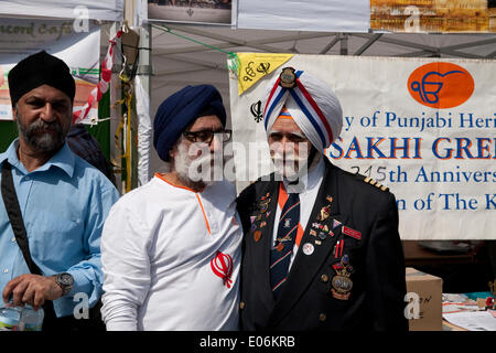 London, Vereinigtes Königreich. 4. Mai 2014. Gäste bei den Vaisakhi Feierlichkeiten in Trafalgar Square Credit: Keith Larby/Alamy Live News Stockfoto