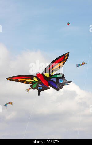 Weymouth, Großbritannien, Sonntag, 4.. Mai. Besucher kommen zusammen, um die Vielfalt der bunten Drachen zu Musik am Himmel tanzen zu sehen beim Weymouth Kite Festival farbenfrohe Schmetterlinge Drachenfliegen Credit: Carolyn Jenkins/Alamy Live News Stockfoto