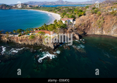 Eine dramatische Küsten Luftaufnahme aus einem Gyrocopter der felsigen Küste von Playa Flamingo, in der Nähe von Tamarindo, Guanacaste, Costa Rica. Stockfoto